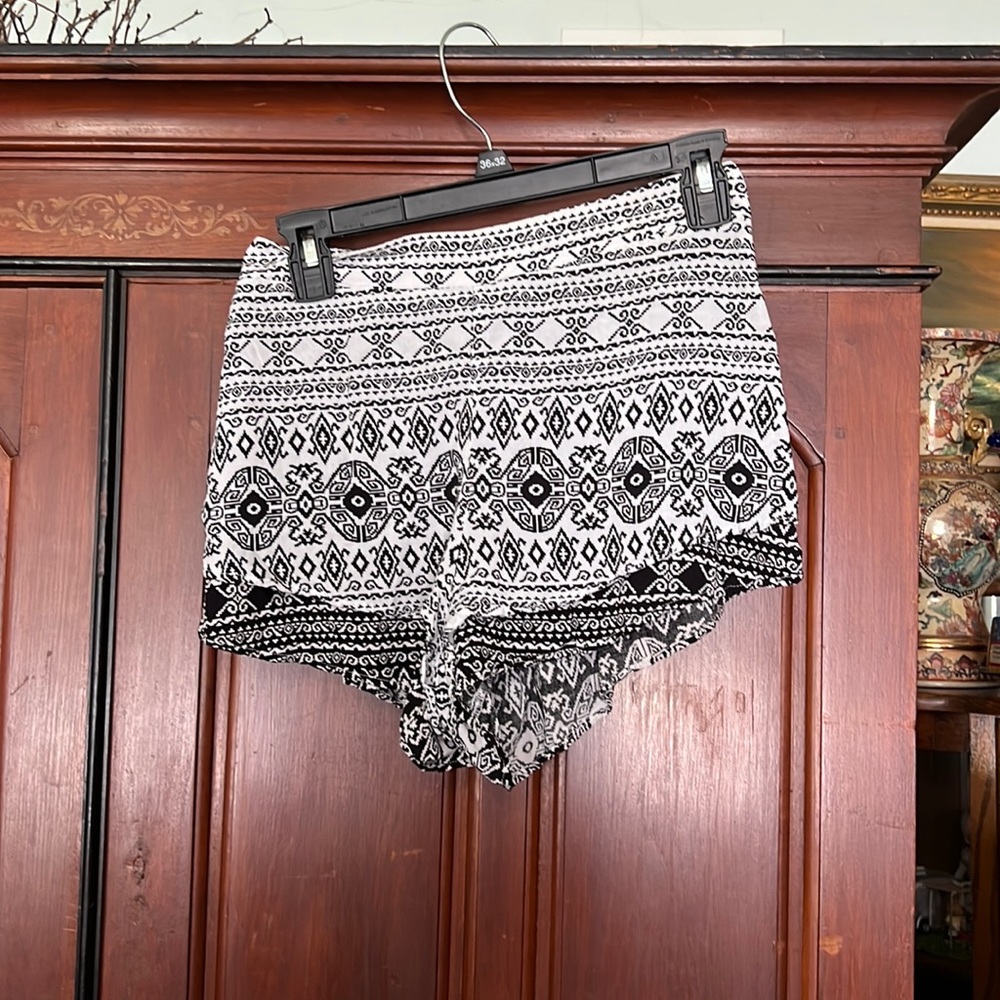 L’Atiste  By Amy Cute Boho Black & White Tiered Shorts Size Medium